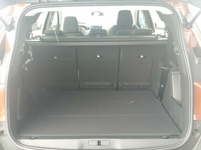 Peugeot 5008, Peugeot 5008 1,2 Active Pack 1,2 PT130k MAN6, barva hnědá