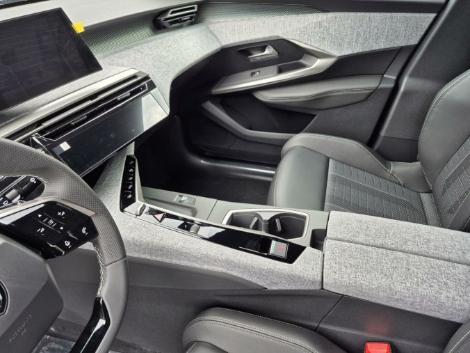 Peugeot 3008, Peugeot 3008 GT Hybrid 145 e-DCS6, barva modrá