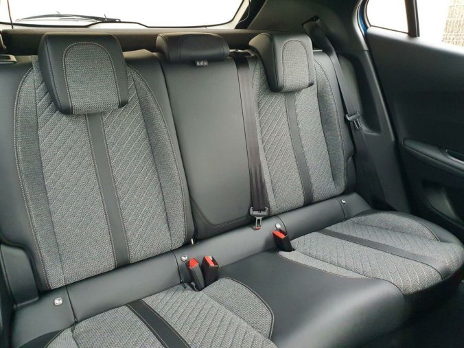 Peugeot 2008, Peugeot 2008 ALLURE PureTech 100 S&S MAN6, barva bílá