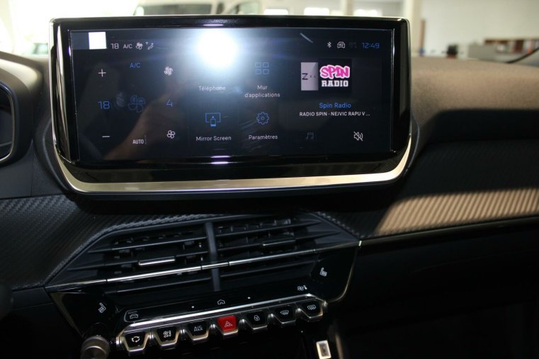 Peugeot 2008, Peugeot 2008 ALLURE Hybrid 136 e-DCS6, barva stříbrná