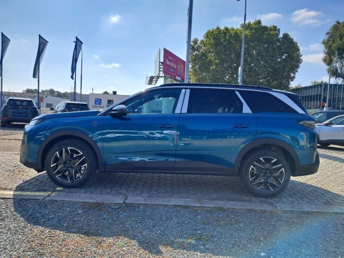 Peugeot 5008, Peugeot 5008 5008 GT Hybrid 145 e-DCS6, barva modrá
