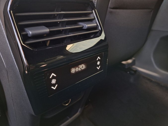 Peugeot 5008, Peugeot 5008 ALLURE Hybrid 145 e-DCS6, barva bílá