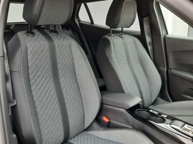 Peugeot 2008, Peugeot 2008 ALLURE Hybrid 145 e-DCS6, barva šedá