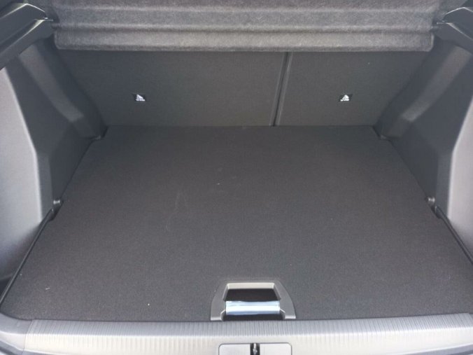 Peugeot 2008, Peugeot 2008 ALLURE 1.2 PureTech 7 let zár., barva šedá