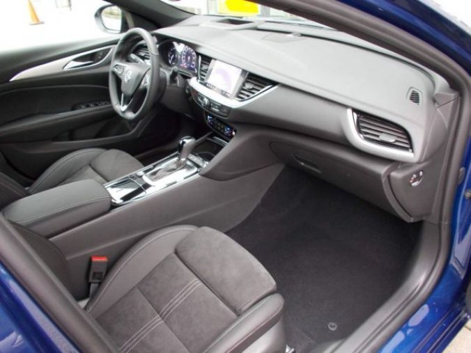 Opel Insignia, Ultimate Sports Tourer F 2.0 D, barva modrá