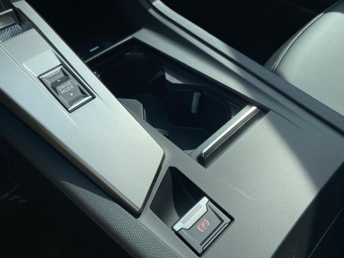 Peugeot 408, Peugeot 408 ALLURE Hybrid 145 e-DCS6, barva oranžová