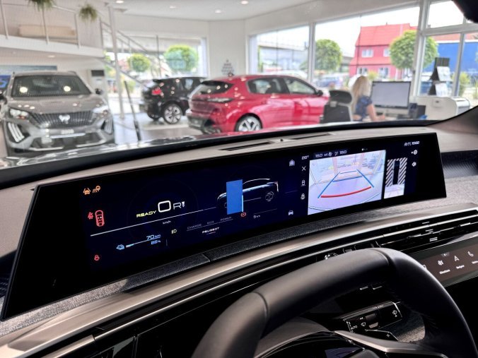 Peugeot 3008, Peugeot 3008 Elektromobil, e-dojezd 520km, barva modrá