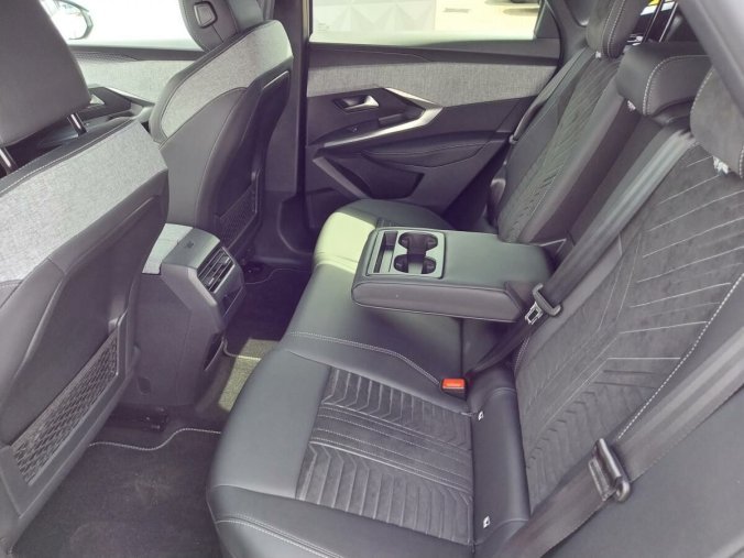 Peugeot 3008, Peugeot 3008 GT Elektromotor 73kWh - SKLAD, barva bílá