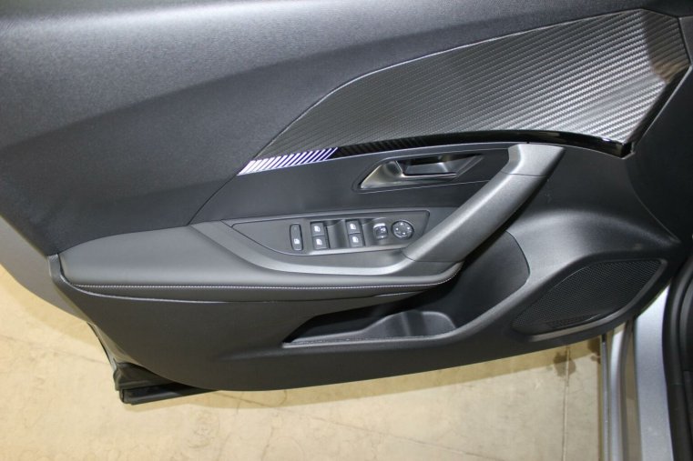 Peugeot 2008, Peugeot 2008 ALLURE Hybrid 136 e-DCS6, barva stříbrná