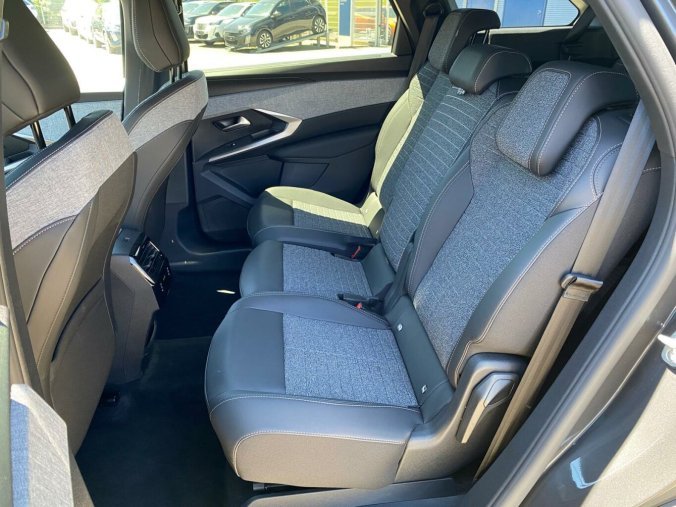 Peugeot 5008, Peugeot 5008 ALLURE Hybrid 145 e-DCS6, barva šedá