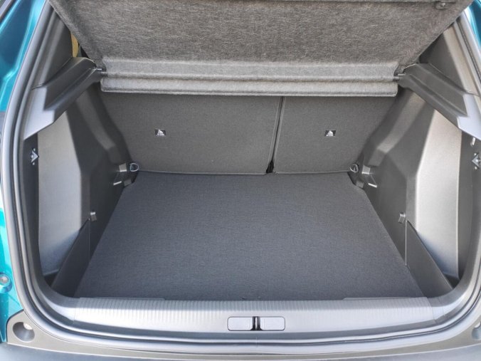 Peugeot 2008, Peugeot 2008 ALLURE 1.2 100k MAN6 2x kamera, barva modrá