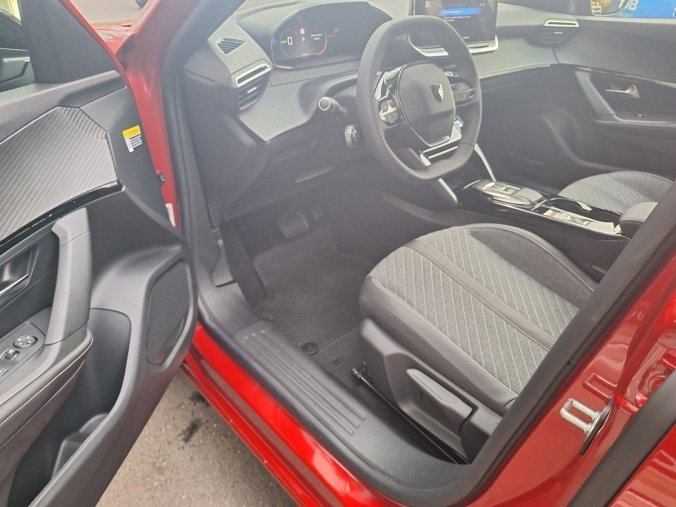 Peugeot 2008, Peugeot 2008 e-ALLURE 115 kW / 156 k (Bater, barva červená