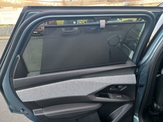 Peugeot 5008, Peugeot 5008 GT Hybrid 136 e-DCS6, barva modrá