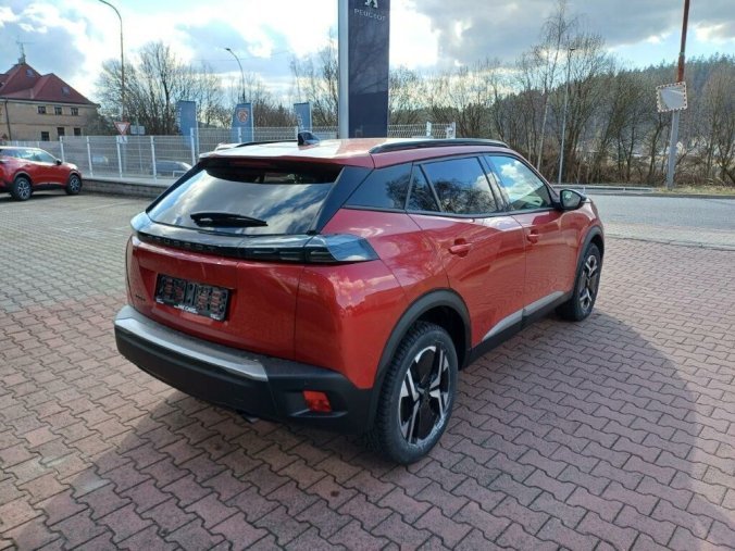 Peugeot 2008, Peugeot 2008 ALLURE 1.2 PureTech 7 let zár., barva červená