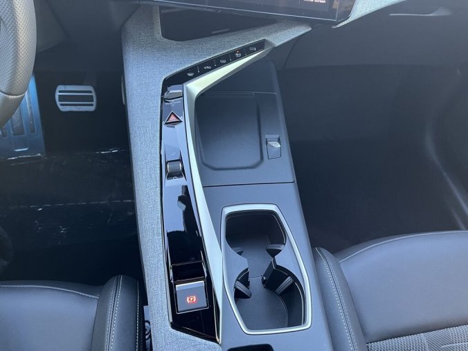 Peugeot 5008, Peugeot 5008 GT Hybrid 145 e-DCS6, barva modrá