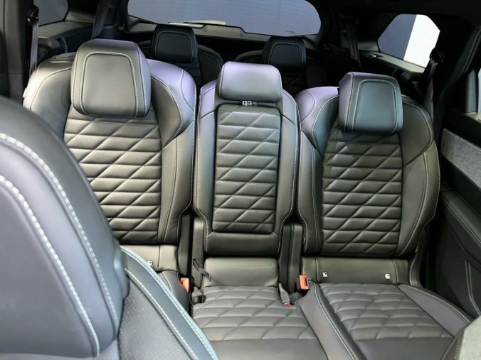 Peugeot 5008, Peugeot 5008 E-5008 GT - masážní sedadla, barva šedá