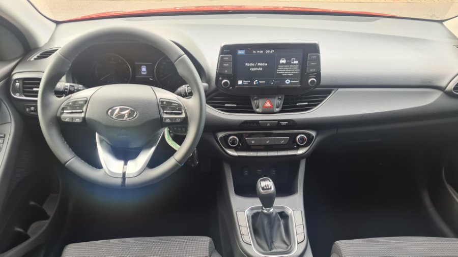 Hyundai i30, 1,5i 81 kW MT, barva červená