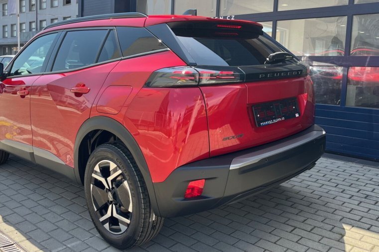 Peugeot 2008, Peugeot 2008 Allure PureTech 100, barva červená