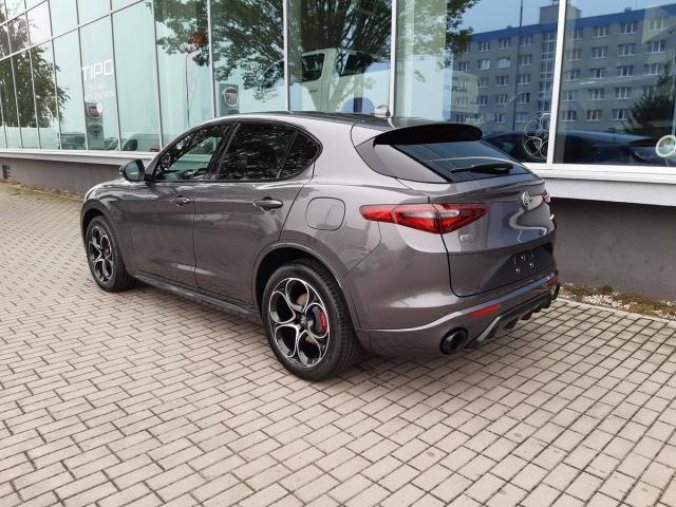 Alfa Romeo Stelvio, Veloce 4x4 2,0 280PS, barva šedá