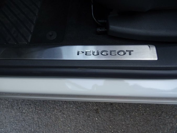 Peugeot 5008, Peugeot 5008 GT Hybrid 136 e-DCS6, barva bílá