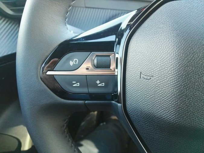 Peugeot 2008, Peugeot 2008 ALLURE 1.2 130k AUT8 2x kamera, barva šedá