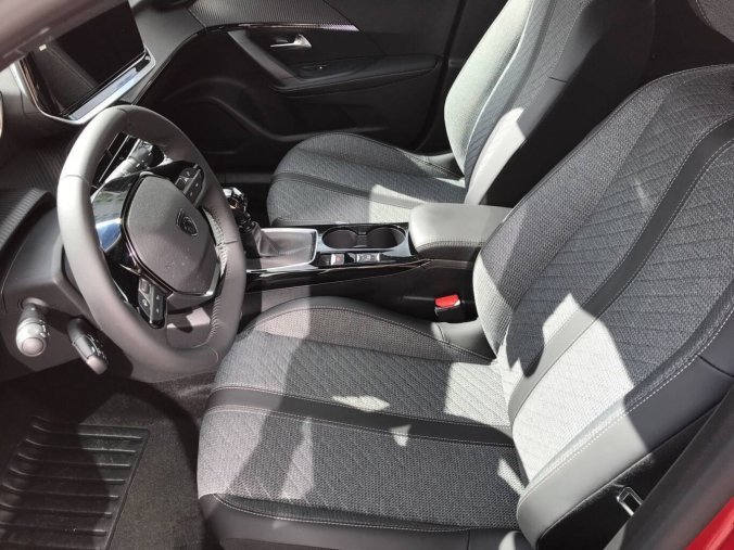 Peugeot 2008, Peugeot 2008 ALLURE 100 S&S MAN6 1,2 PureTe, barva červená