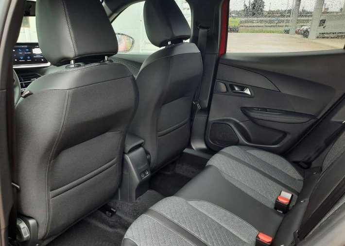 Peugeot 2008, Peugeot 2008 ALLURE PT 130k EAT8, barva modrá