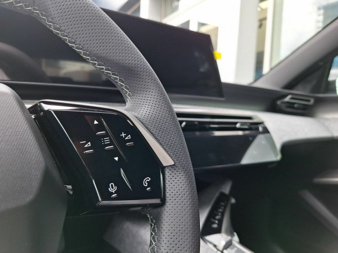 Peugeot 3008, Peugeot 3008 GT Hybrid 145 e-DCS6, barva modrá