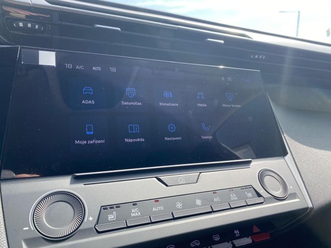 Peugeot 408, Peugeot 408 ALLURE Hybrid 145 e-DCS6, barva oranžová