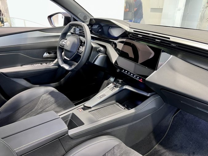 Peugeot 408, Peugeot 408 GT, El. víko, Matrix, Automat, barva červená