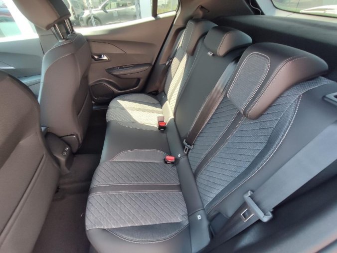 Peugeot 2008, Peugeot 2008 ALLURE 1.2 TURBO 100k 2xkamera, barva stříbrná
