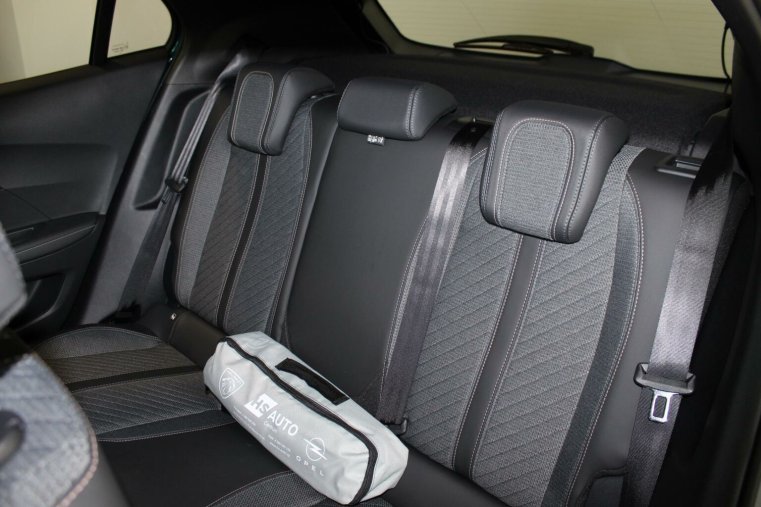 Peugeot 2008, Peugeot 2008 ALLURE Hybrid 136 e-DCS6, barva modrá