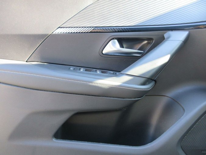 Peugeot 2008, Peugeot 2008 ALLURE Hybrid 145 e-DCS6, barva šedá