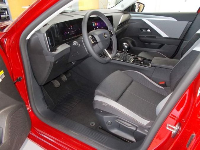 Opel Astra, Edition ST 1.2 TURBO (81kW/110, barva červená