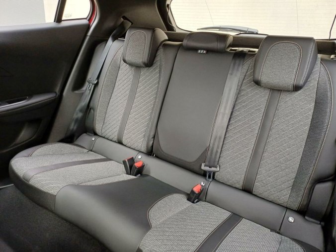Peugeot 2008, Peugeot 2008 ALLURE Hybrid 145 e-DCS6, barva modrá
