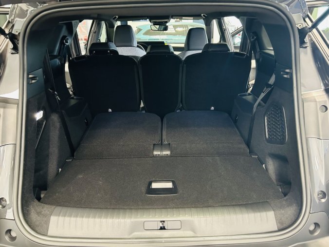 Peugeot 5008, Peugeot 5008 ALLURE Hybrid 145 e-DCS6 Panoramic + Vision 360 + tažné, barva šedá