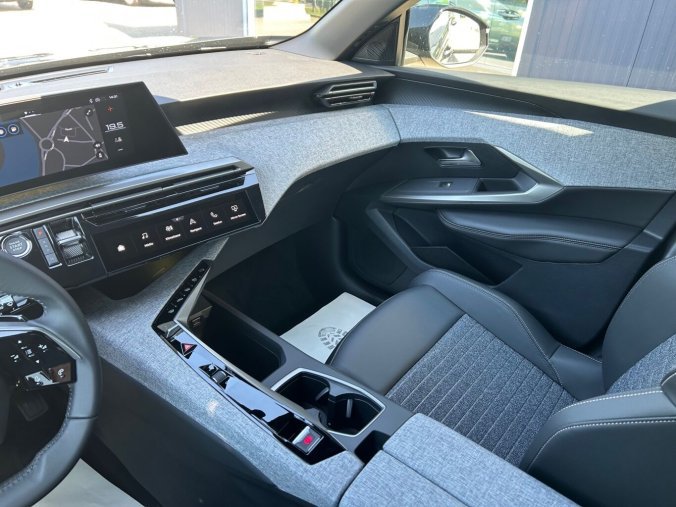 Peugeot 3008, Peugeot 3008 ALLURE Hybrid 145k e-DCS6, barva šedá