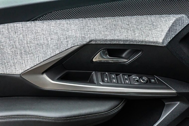 Peugeot 5008, Peugeot 5008 1,2 GT Hybrid 145 e-DCS6, barva modrá