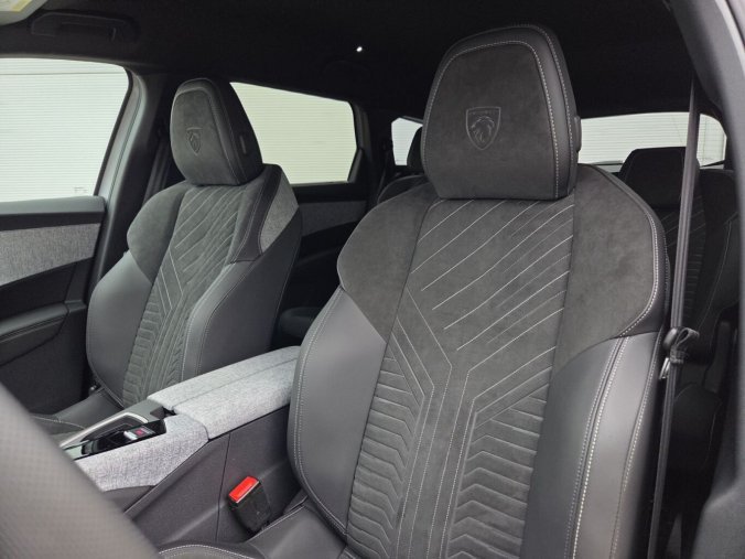 Peugeot 5008, Peugeot 5008 5008 GT Hybrid 145 e-DCS6, barva bílá