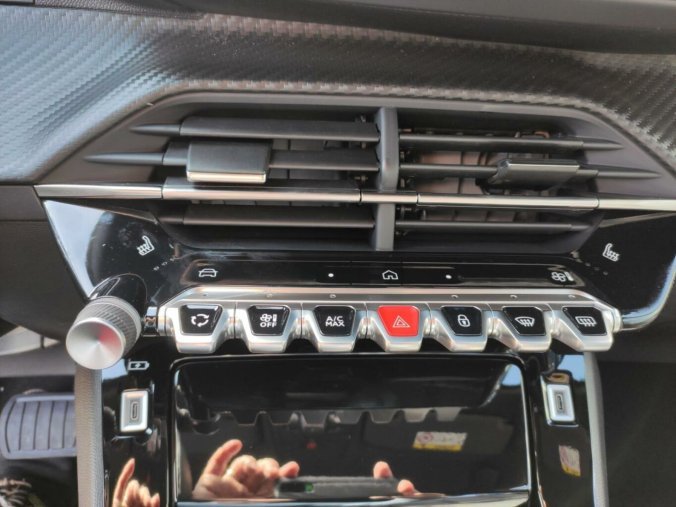 Peugeot 2008, Peugeot 2008 ALLURE 1.2 136k HY AUTOMAT, barva červená