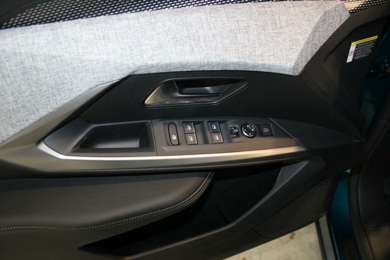 Peugeot 3008, Peugeot 3008 GT Hybrid 136 e-DCS6, barva modrá