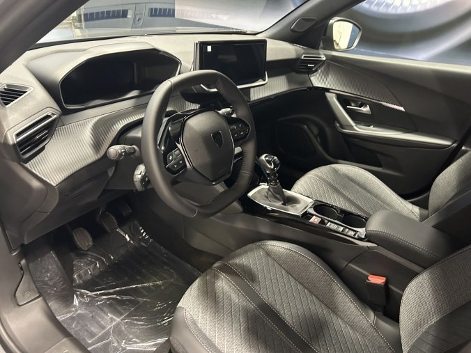 Peugeot 2008, Peugeot 2008 ALLURE PureTech 100 S&S MAN6, celoroční PNEU, kamery, barva šedá