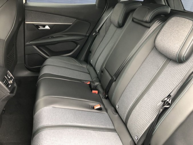 Peugeot 3008, Allure 1.2 PureTech 130 S&S MAN6, barva modrá
