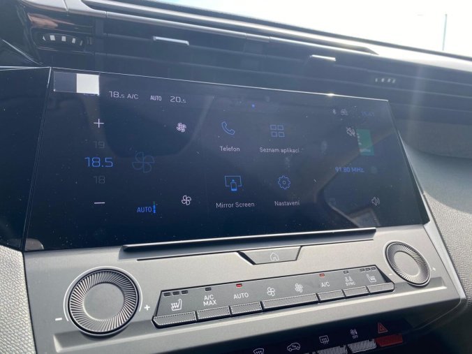 Peugeot 408, Peugeot 408 ALLURE Hybrid 145 e-DCS6, barva oranžová
