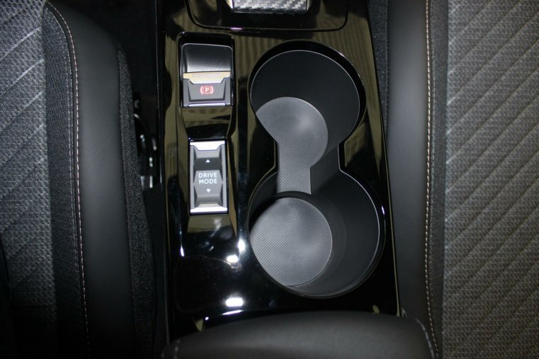 Peugeot 2008, Peugeot 2008 ALLURE Hybrid 136 e-DCS6, barva šedá