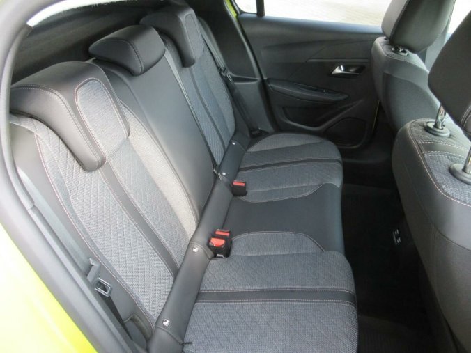 Peugeot 208, Peugeot 208 ALLURE Hybrid 100 e-DCS6, barva žlutá