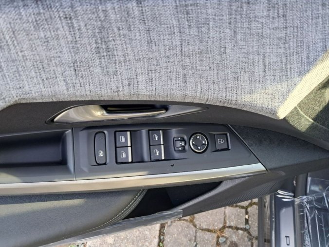 Peugeot 3008, Peugeot 3008 3008 GT Hybrid 145 e-DCS6, barva šedá