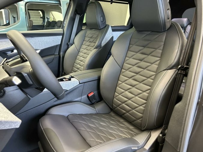 Peugeot 5008, Peugeot 5008 E-5008 GT - masážní sedadla, barva šedá
