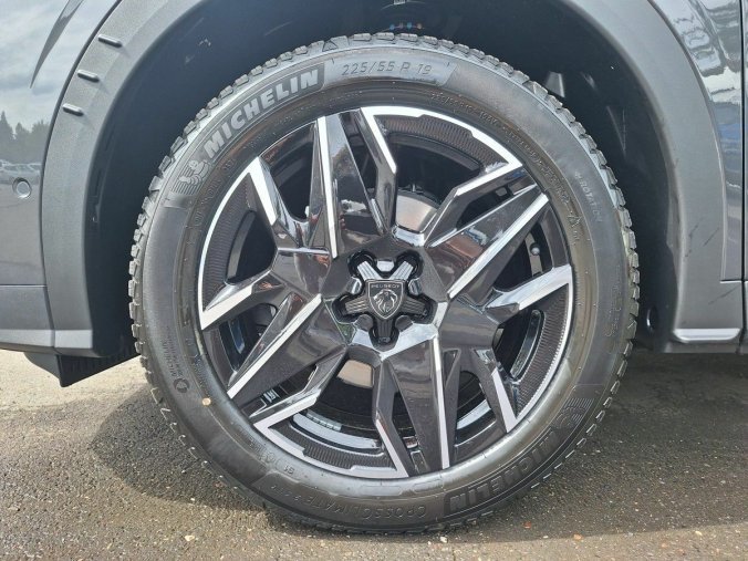 Peugeot 3008, Peugeot 3008 GT Hybrid 136 e-DCS6, barva šedá