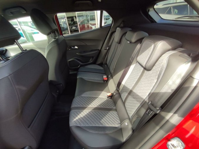 Peugeot 2008, Peugeot 2008 ALLURE 1.2 136k HY AUTOMAT, barva červená